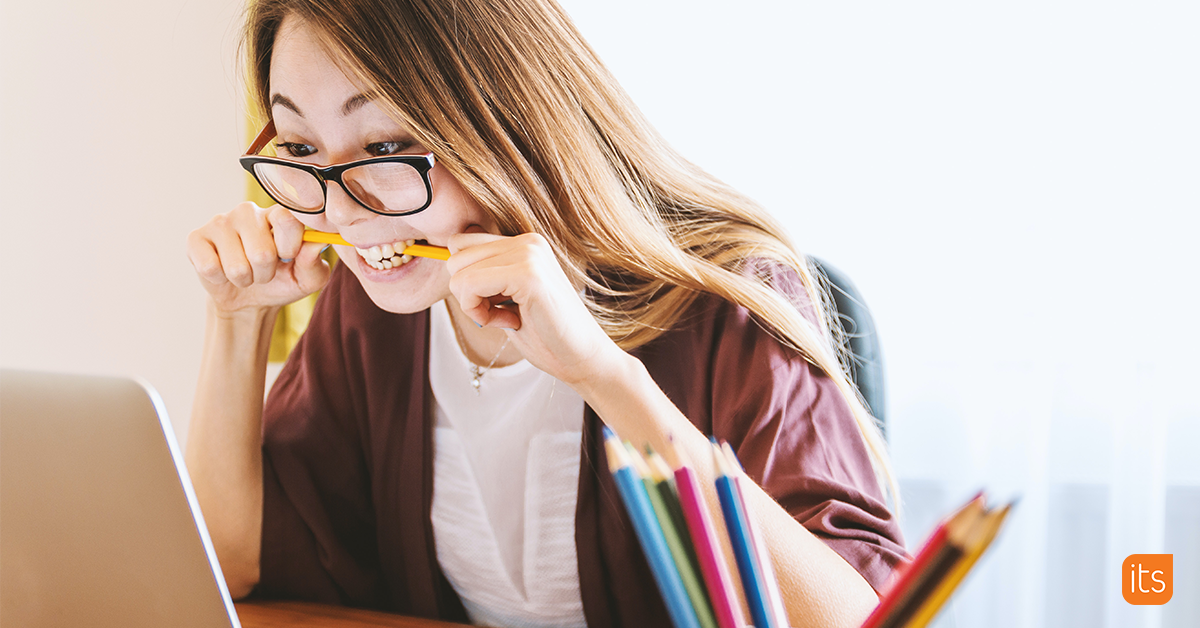 Photo d'une personne anxieuse Apprenant mordant son crayon en étudiant.
